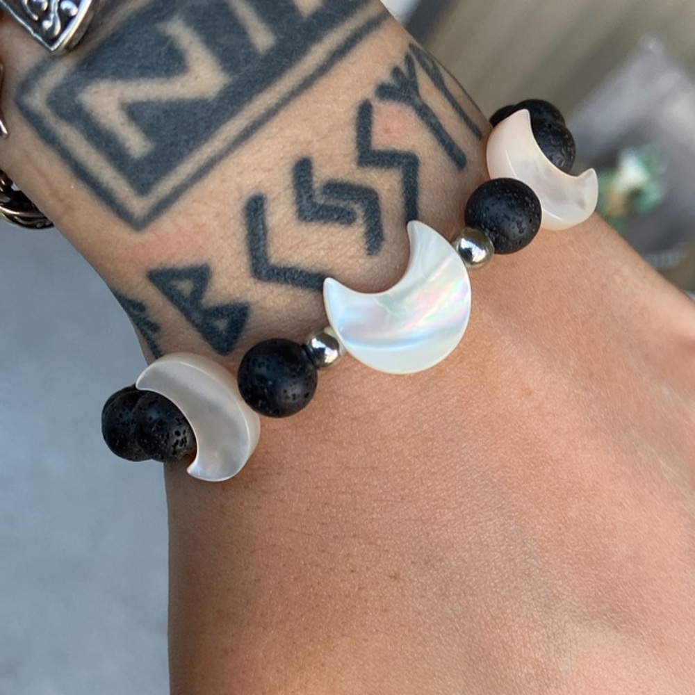 Genuine mother of pearl moon oil diffuser bracelet - Picture 5 of 6